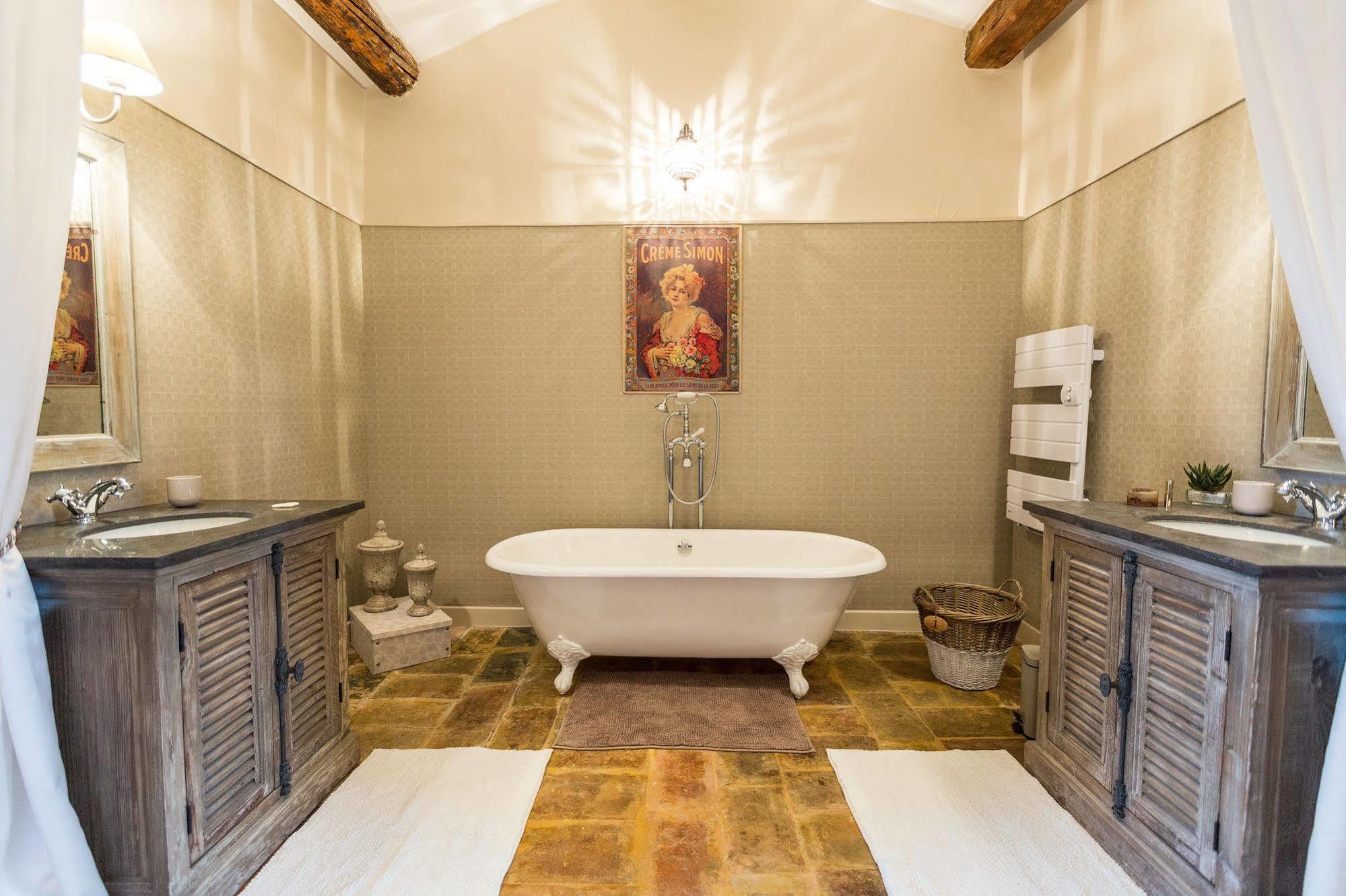 Le Mas De La Chapelle Sainte Anastasie  Exteriör bild